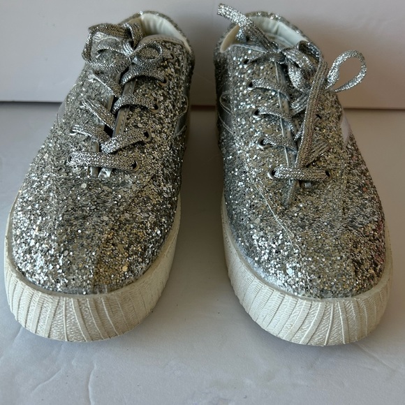 Tretorn glitter sneaker size 5
Runs big
Silver glitter
Lace up - Picture 2 of 10